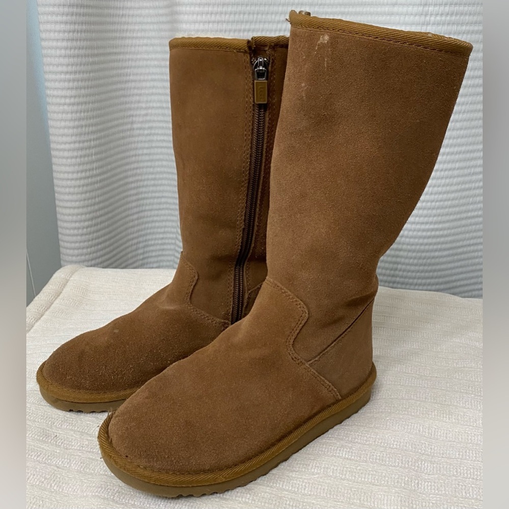 Kids UGG Brown Suede Boots with Side Zipper
Size 1 - Picture 1 of 10